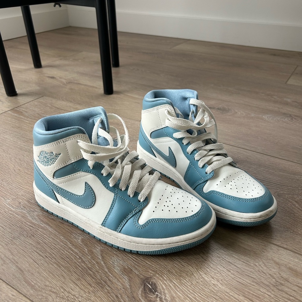 Nike Air Jordan 1 Mid ‘University Blue’ Sneakers